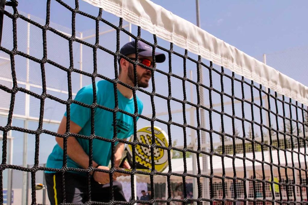 Come dovrebbe essere la pavimentazione per un campo da paddle tennis?